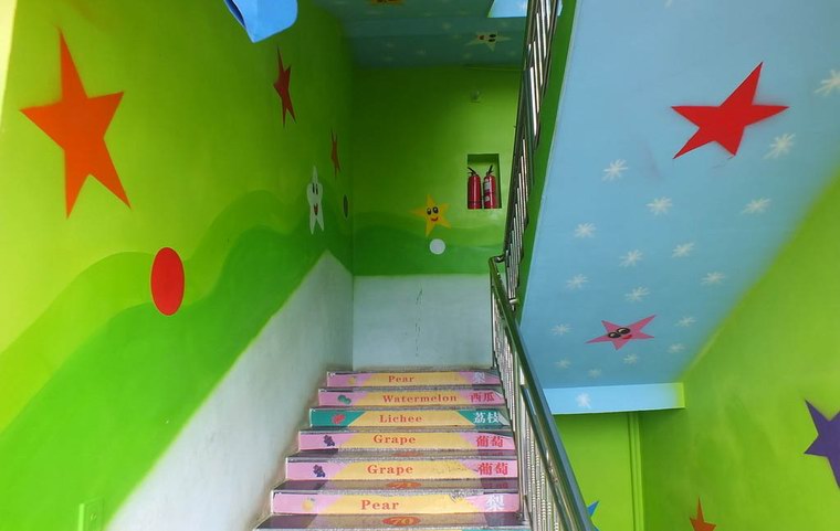 幼儿园墙绘 绿色楼道